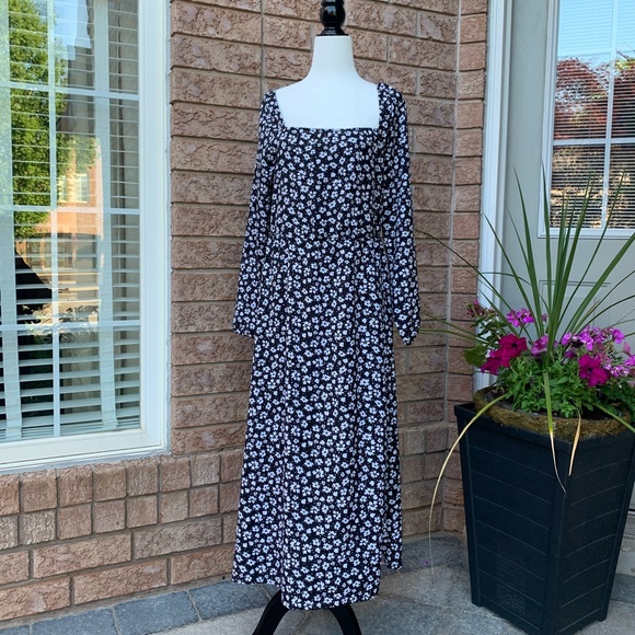 💥$11 - Daisy Dress 🌼 with a slit 👗💋 - Picture 1 of 6